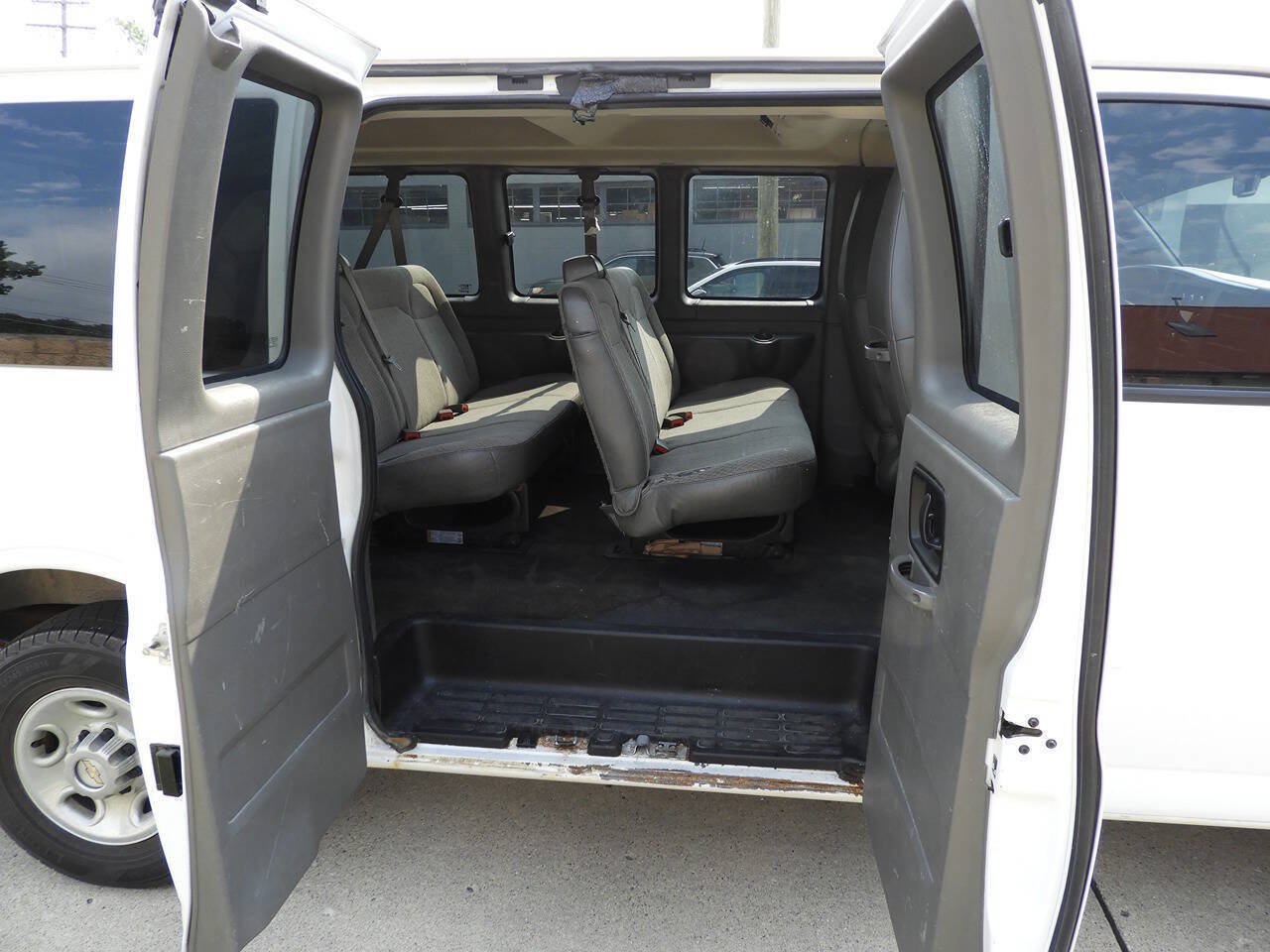 Used 2016 Chevrolet Express 2500 LT w/ LT Preferred Equipment Group RWD image 19