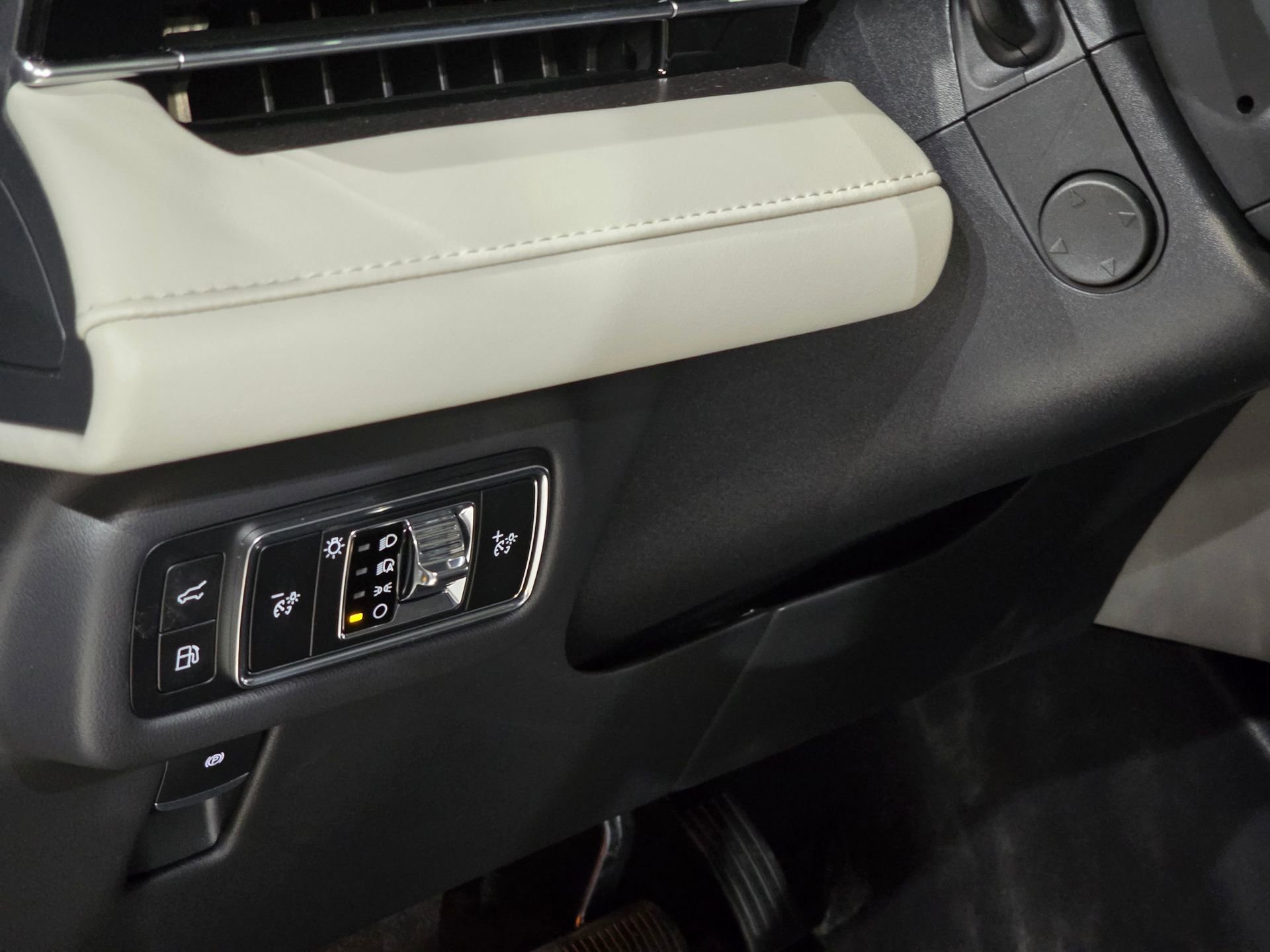 New 2025 Lincoln Nautilus Premier w/ Equipment Group 102A image 14