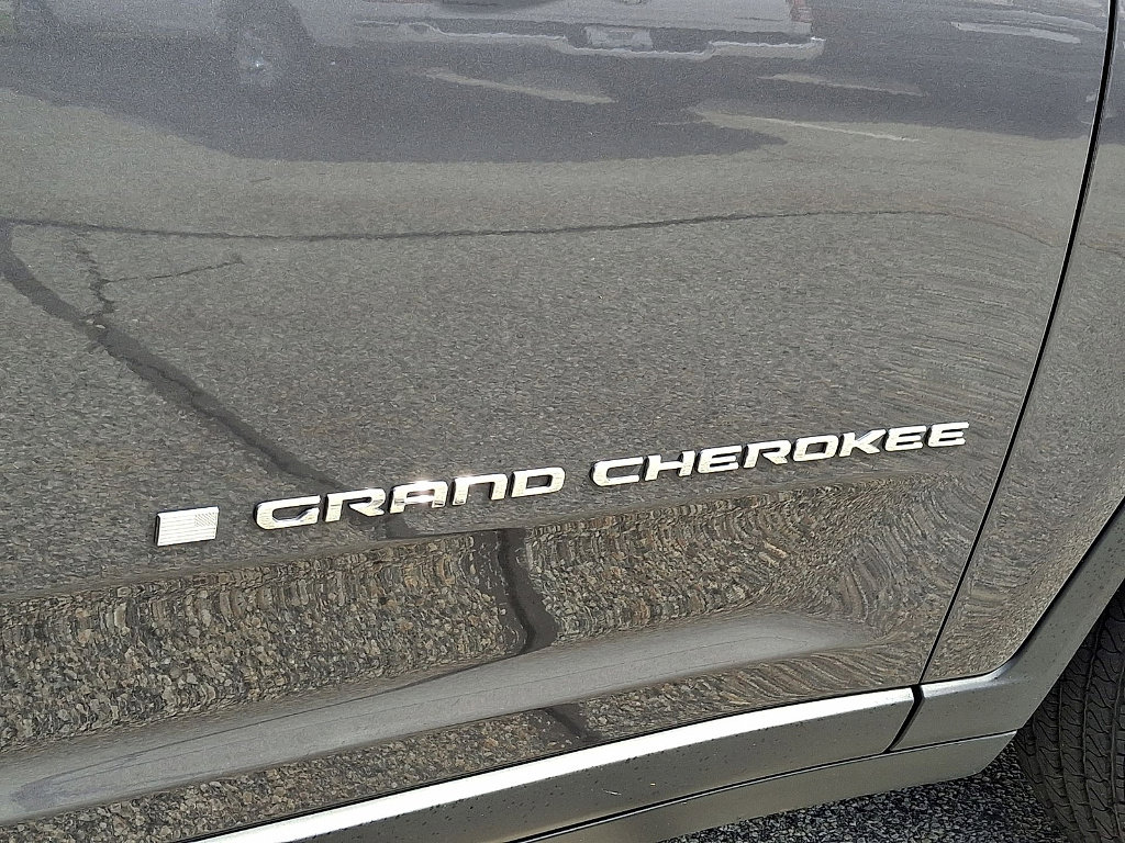 Certified 2023 Jeep Grand Cherokee Laredo w/ Luxury Tech Group I AWD/4WD image 24