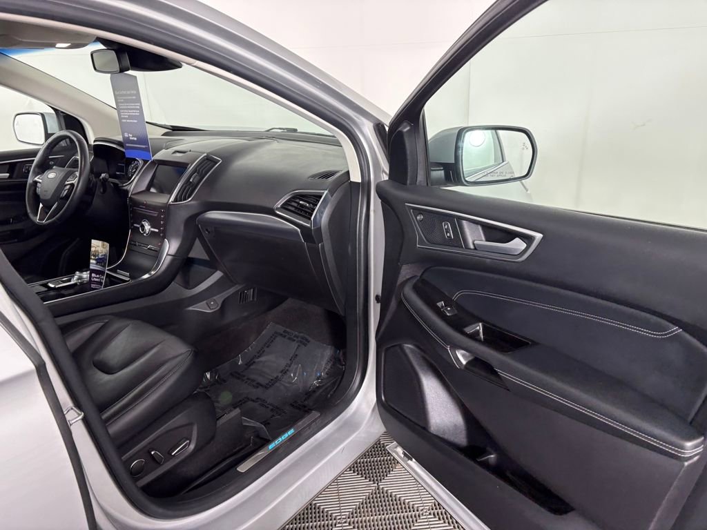 Used 2019 Ford Edge Titanium image 36