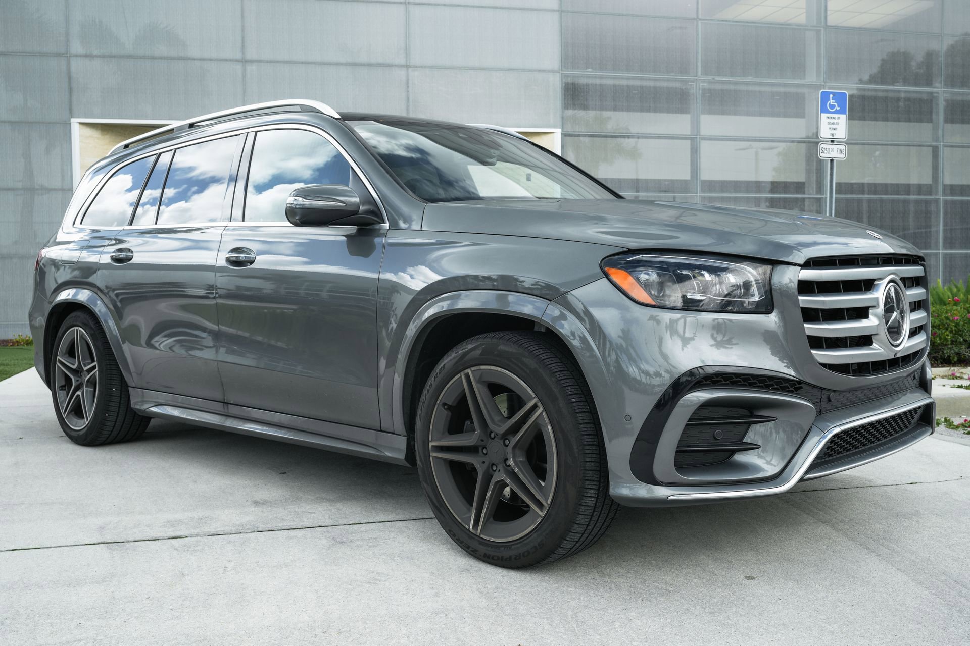 Used 2024 Mercedes-Benz GLS 450 4MATIC image 3