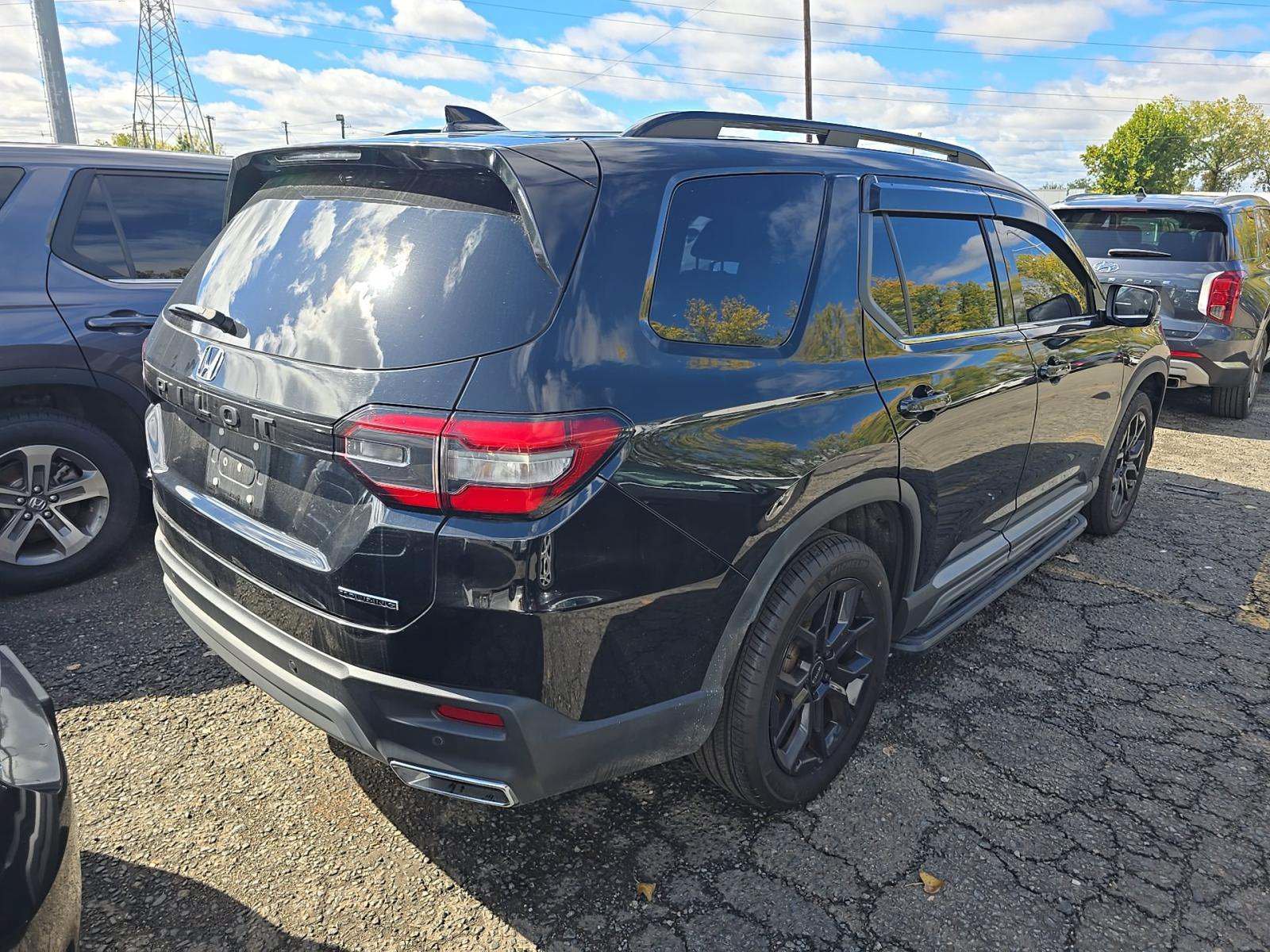 Used 2025 Honda Pilot Touring image 3