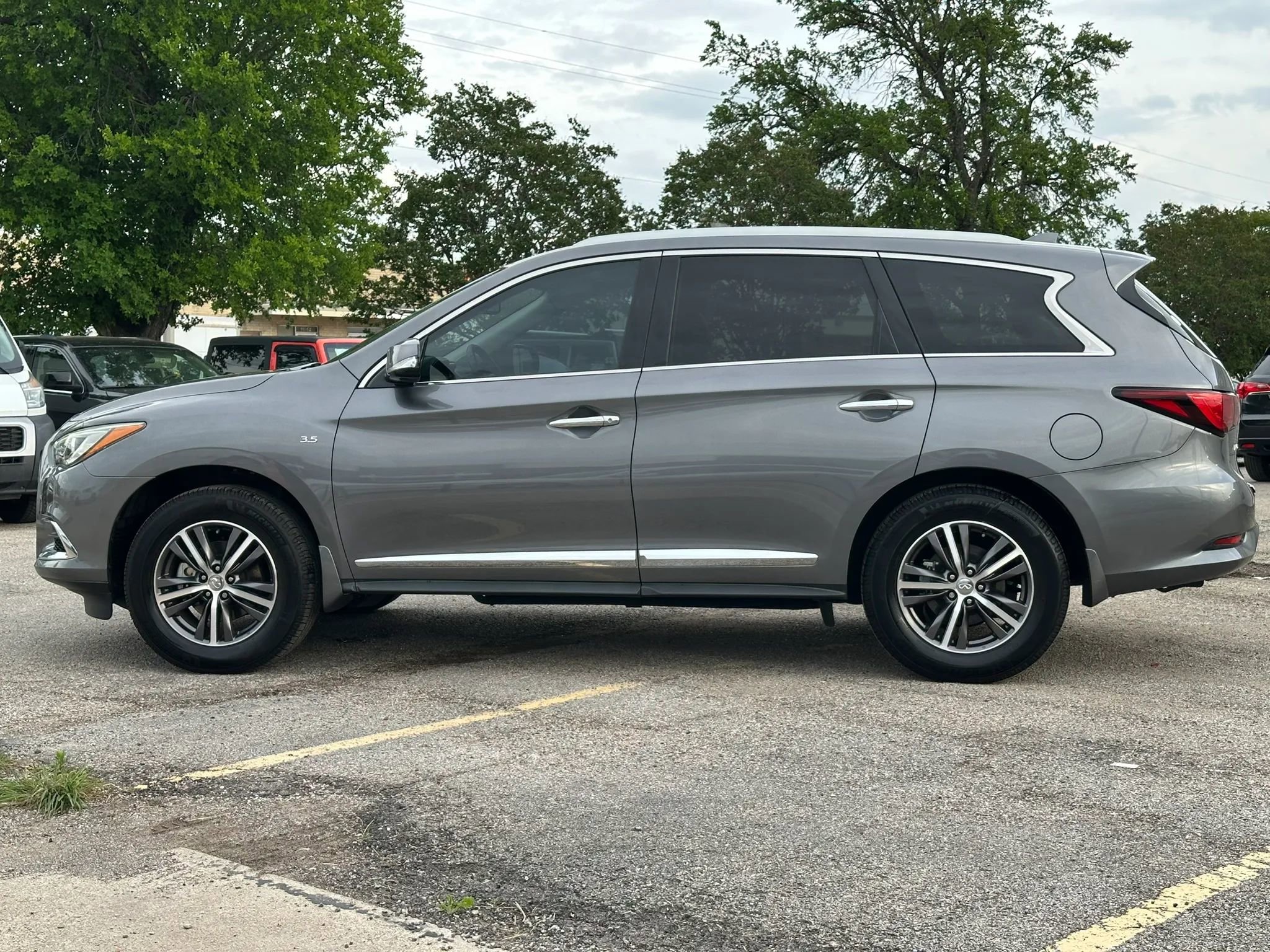 Used 2019 INFINITI QX60 Luxe w/ Essential Package AWD/4WD image 3