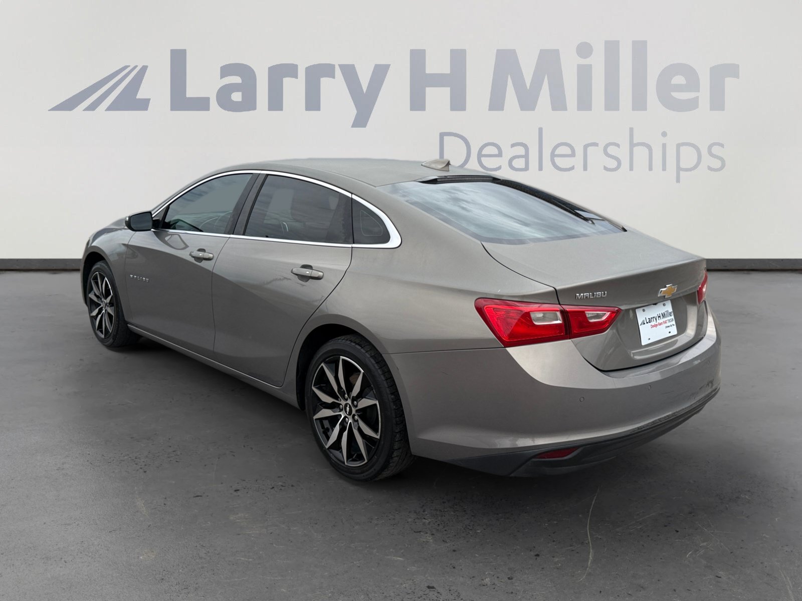 Used 2017 Chevrolet Malibu LT w/ Leather Package FWD image 3