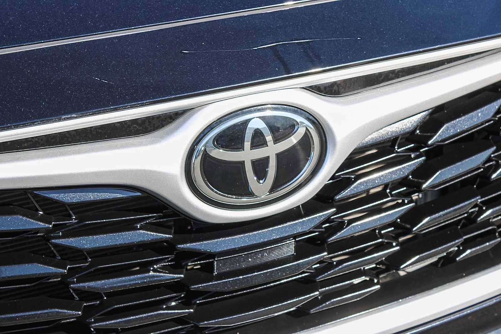 Used 2023 Toyota Highlander L FWD image 5