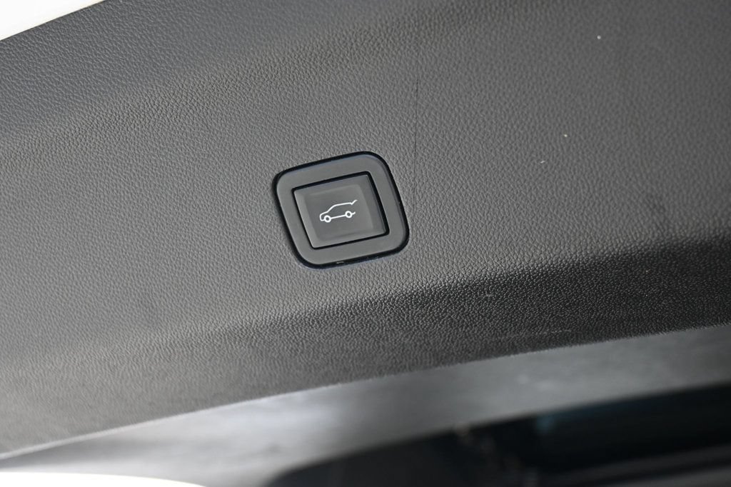 Used 2021 Chevrolet Suburban RST RWD image 19