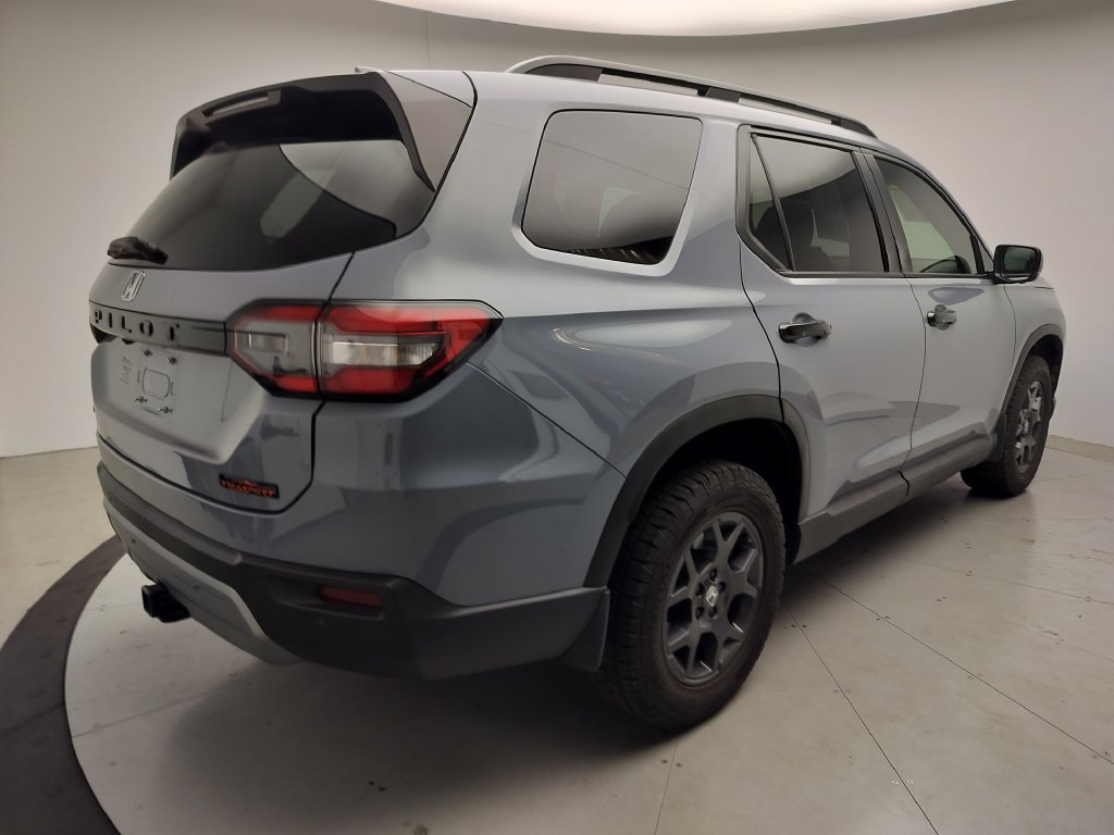Used 2025 Honda Pilot TrailSport image 3