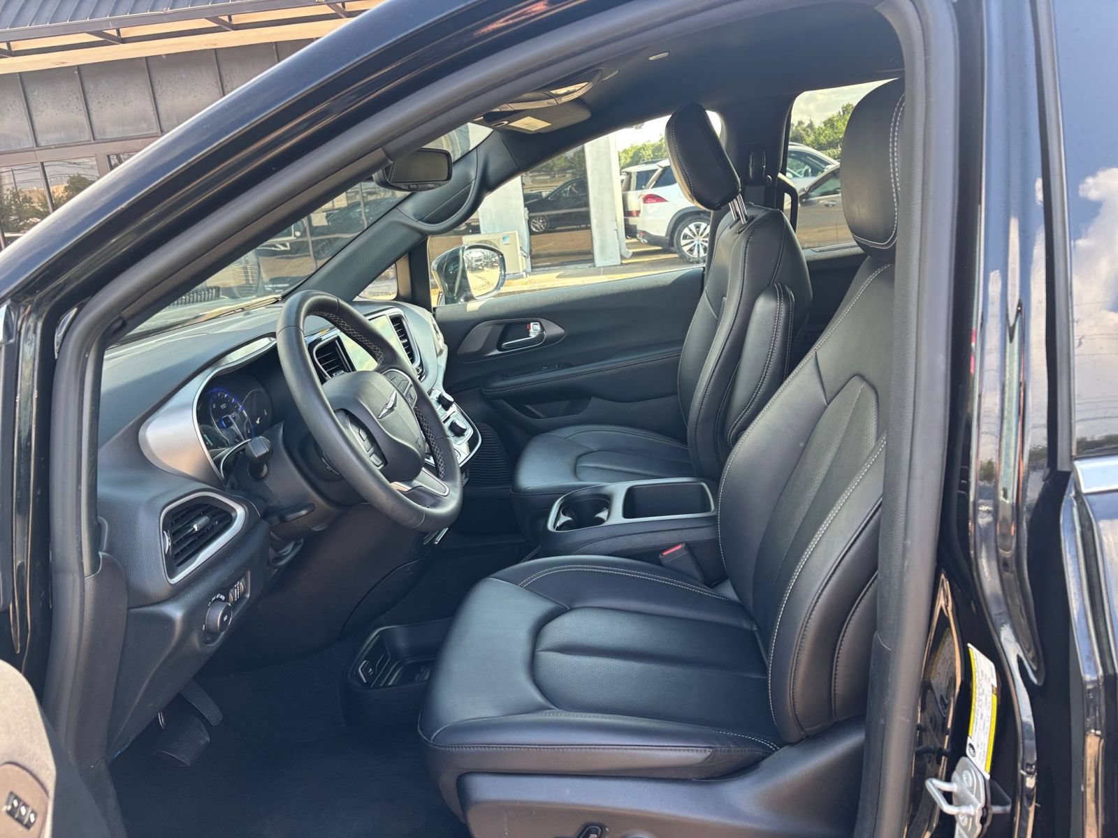 Used 2025 Chrysler Pacifica Select FWD image 28