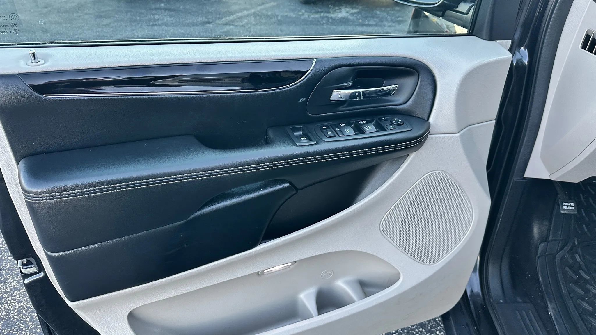 Used 2019 Dodge Grand Caravan SXT image 11