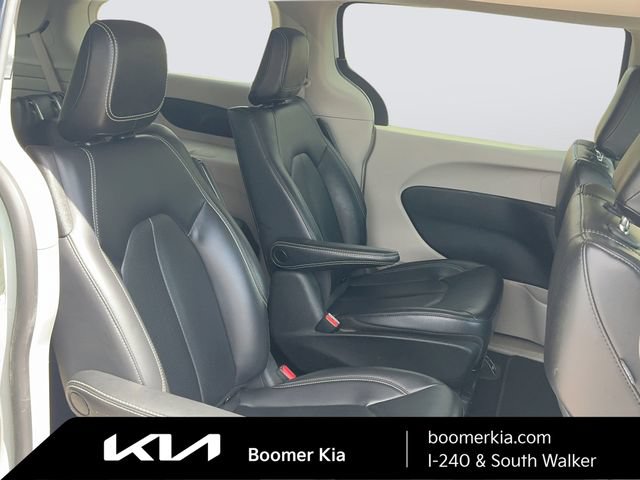Used 2023 Chrysler Pacifica Touring-L FWD image 12