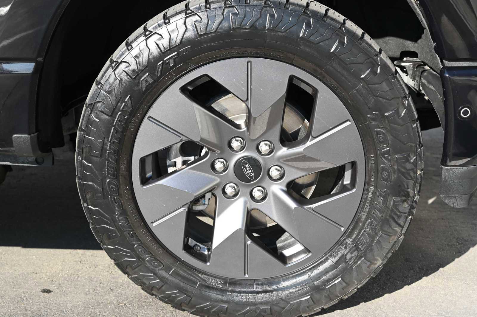 Used 2022 Ford F150 Lightning Lariat image 9