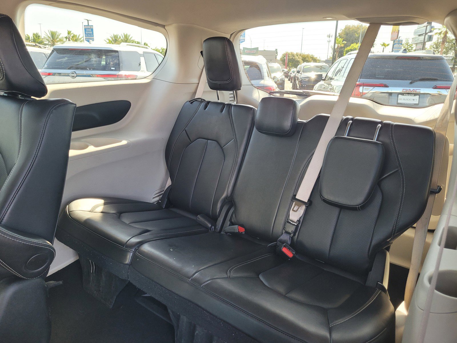 Used 2024 Chrysler Pacifica Limited FWD image 12