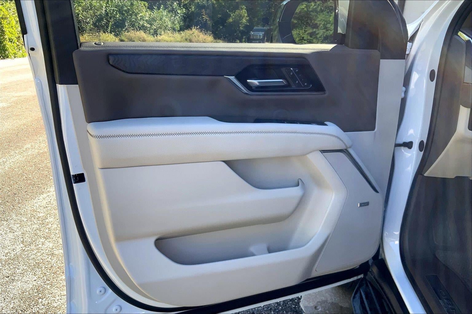 Used 2025 GMC Yukon Denali AWD/4WD image 26