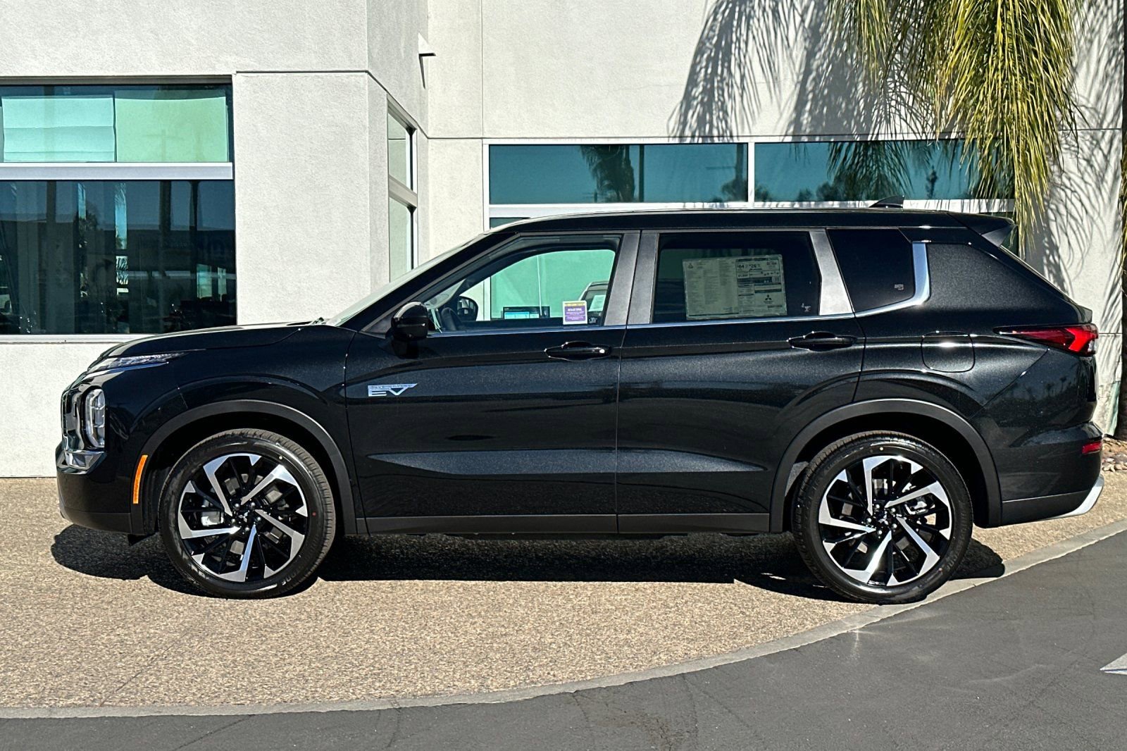 New 2025 Mitsubishi Outlander SE image 7