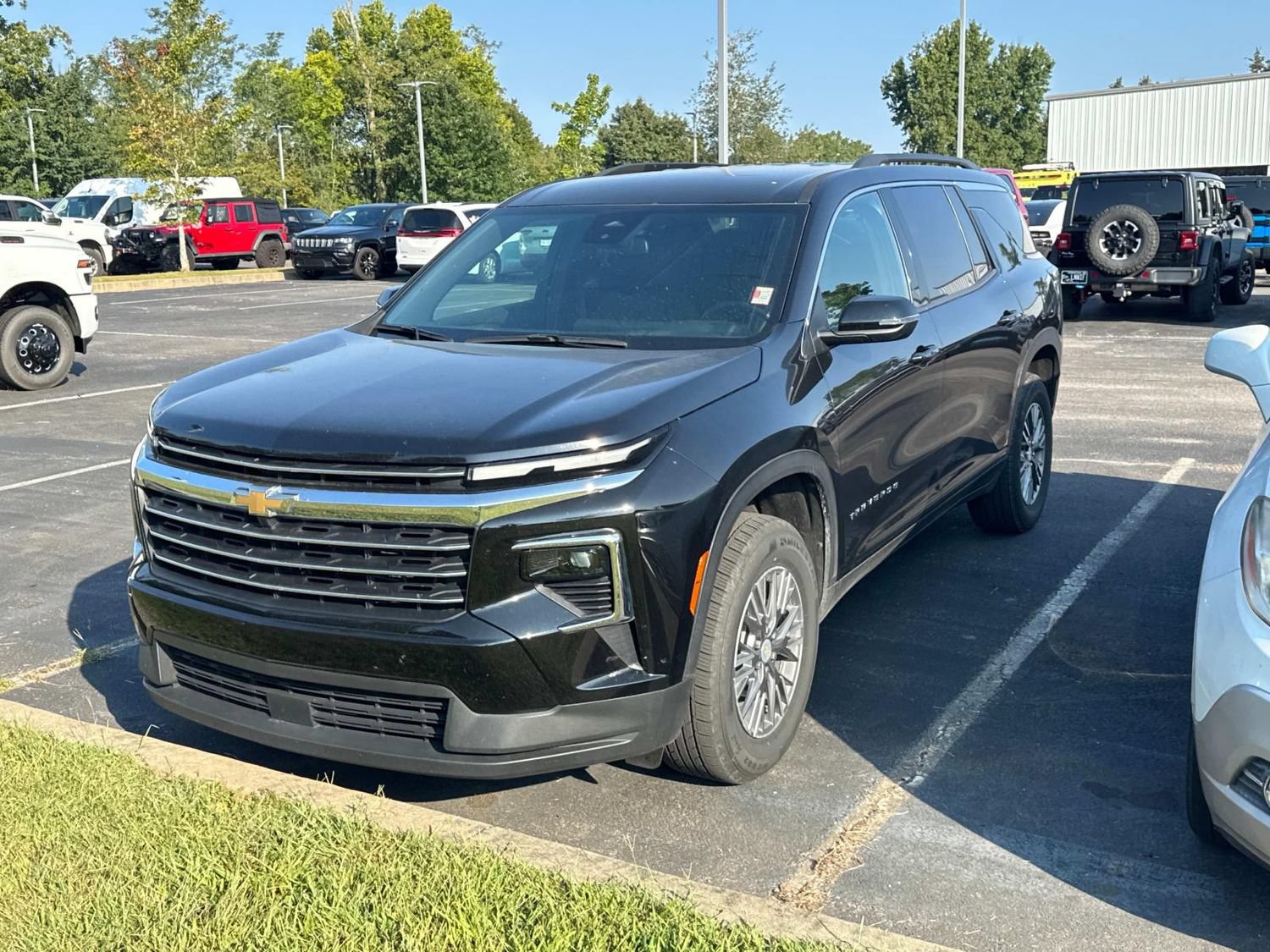 Used 2025 Chevrolet Traverse LT FWD image 5