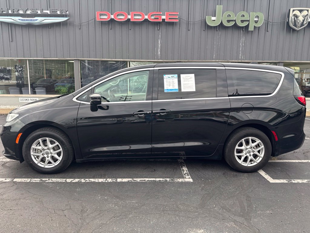 Used 2024 Chrysler Pacifica Touring-L FWD image 5