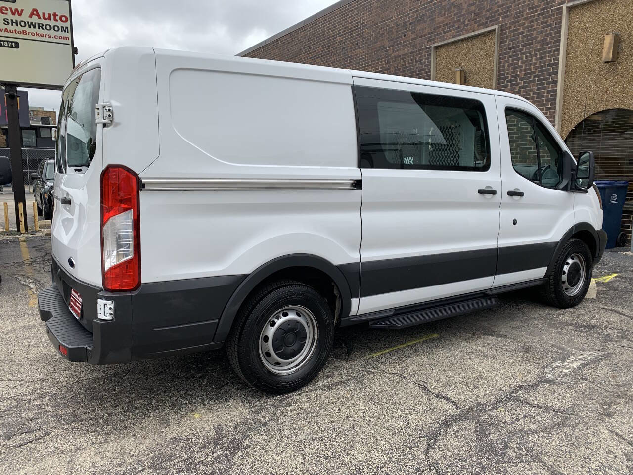 Used 2016 Ford Transit 150 130 Low Roof RWD image 4