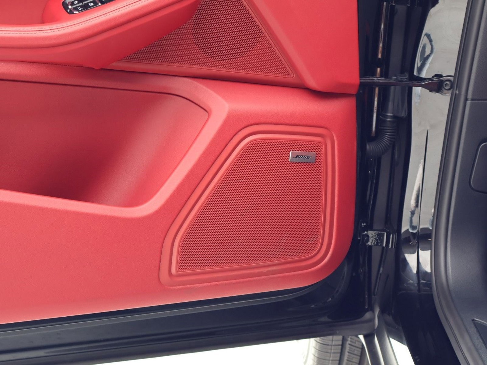 Certified 2025 Porsche Macan image 14