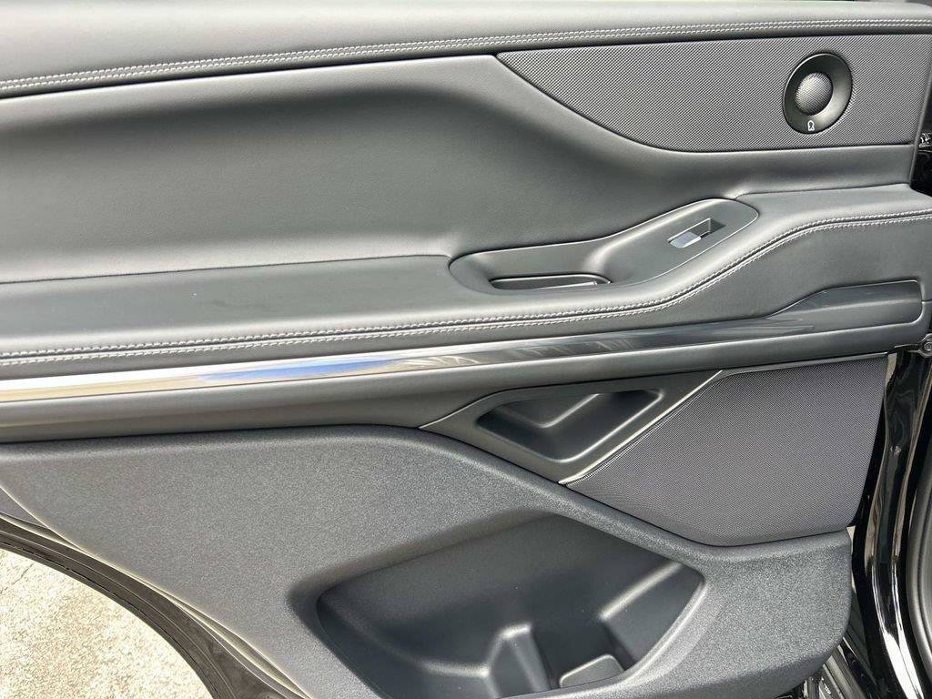 New 2026 Lincoln Navigator Premiere AWD/4WD image 12