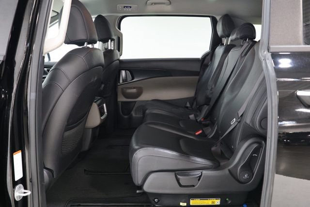 Used 2025 Kia Carnival FWD image 29