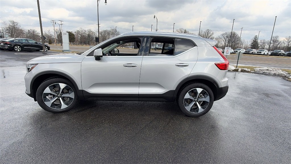 Certified 2025 Volvo XC40 B5 Plus image 5