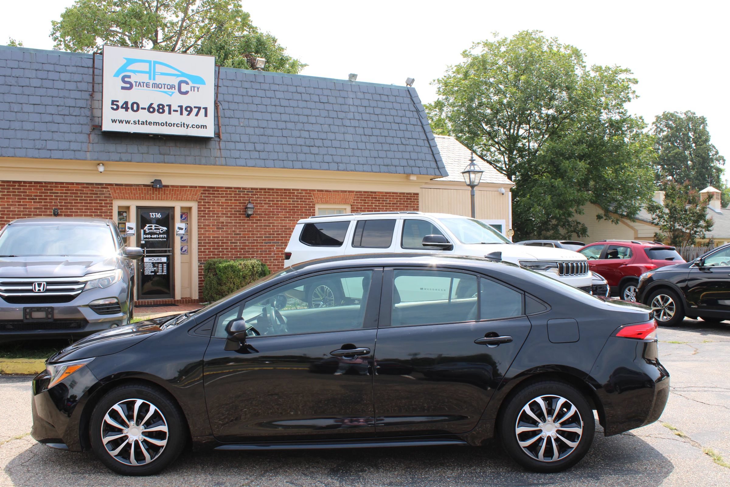 Used 2023 Toyota Corolla LE FWD image 2