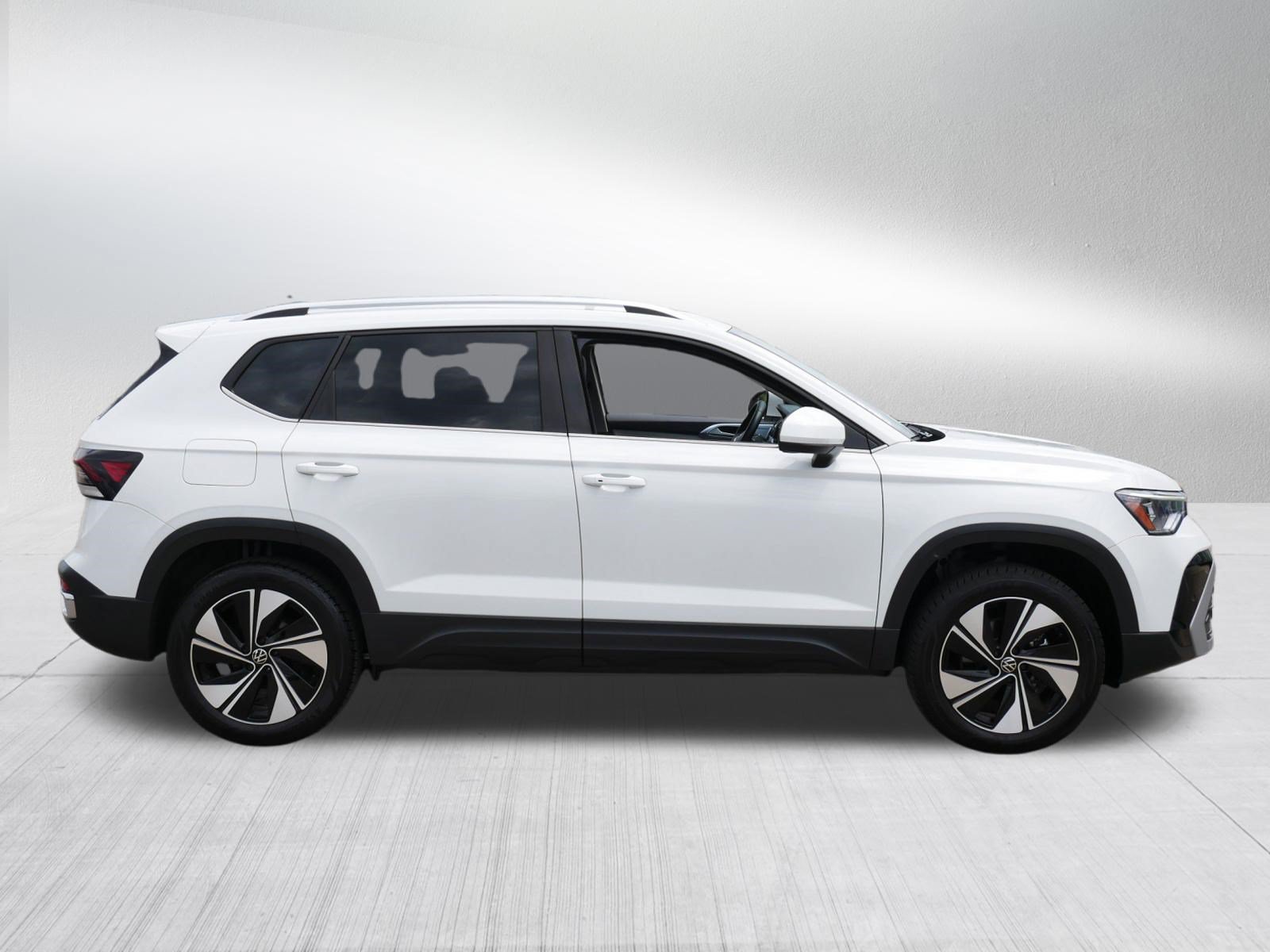 Used 2025 Volkswagen Taos SE w/ Panoramic Sunroof Package AWD/4WD image 8