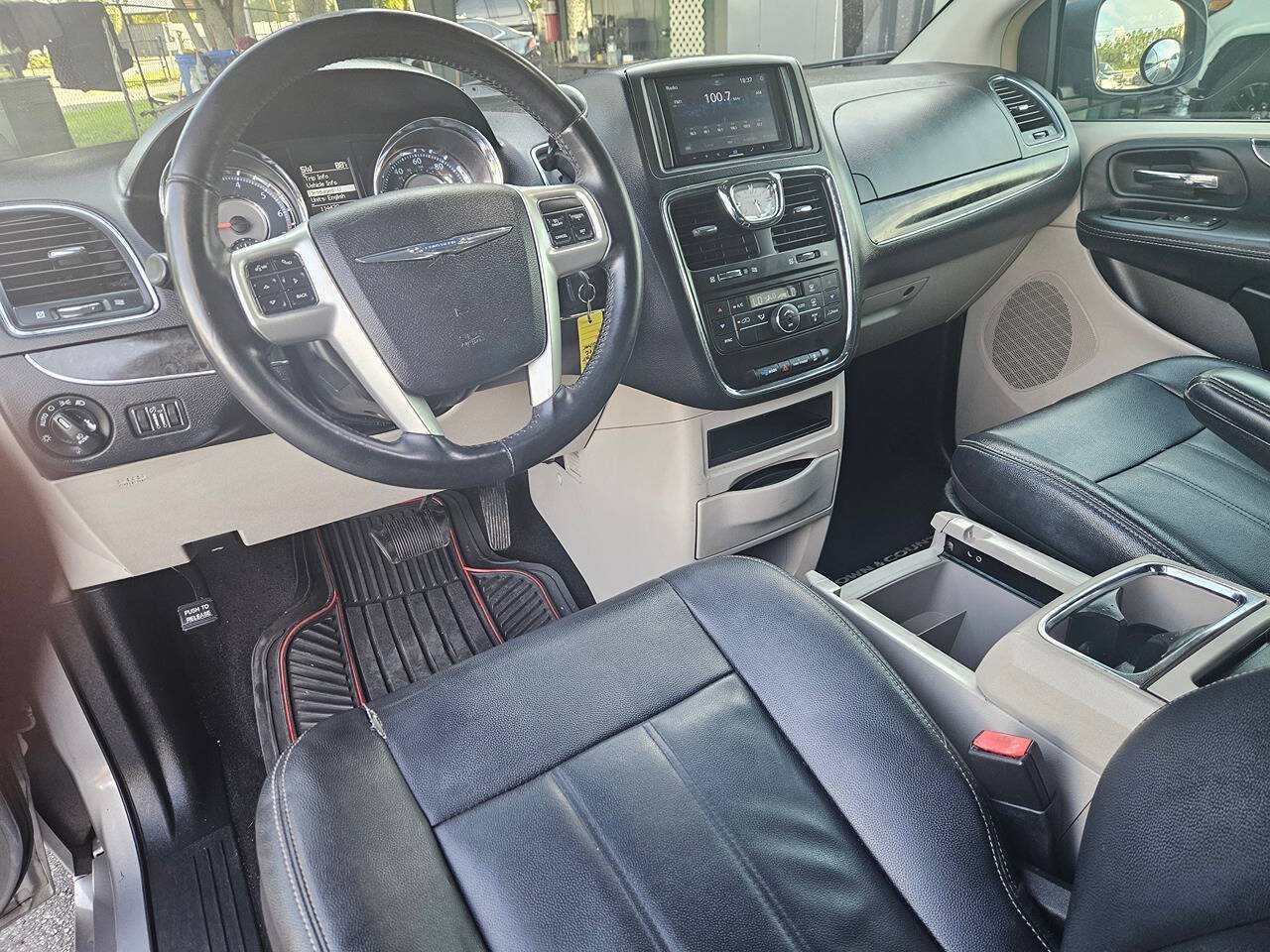 Used 2016 Chrysler Town & Country Touring FWD image 34