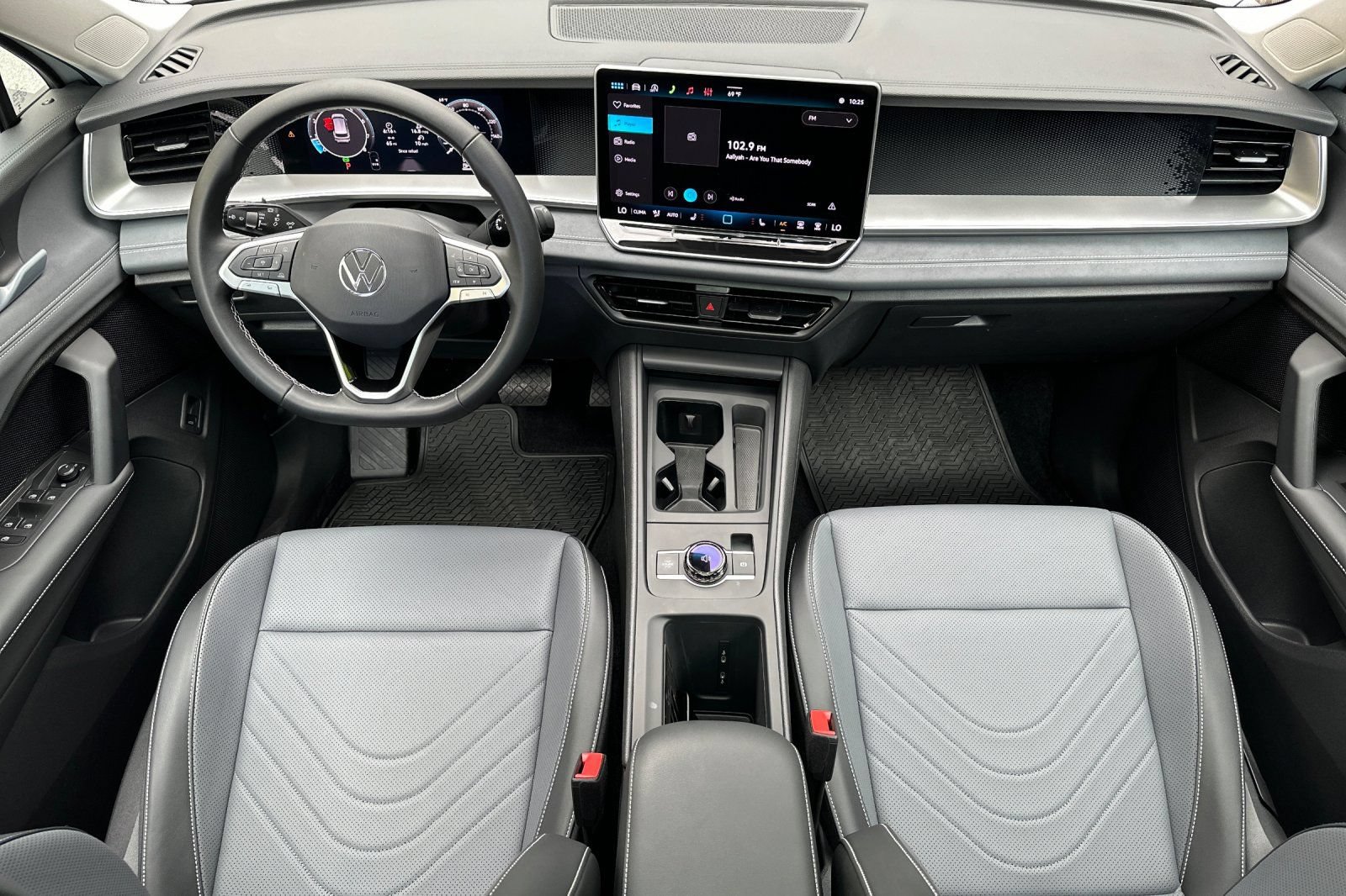 Certified 2026 Volkswagen Tiguan SE w/ Panoramic Sunroof Package AWD/4WD image 13