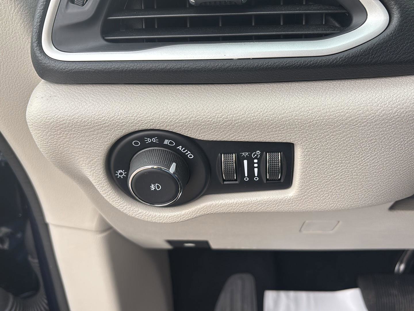 Used 2024 Chrysler Pacifica Touring-L FWD image 9