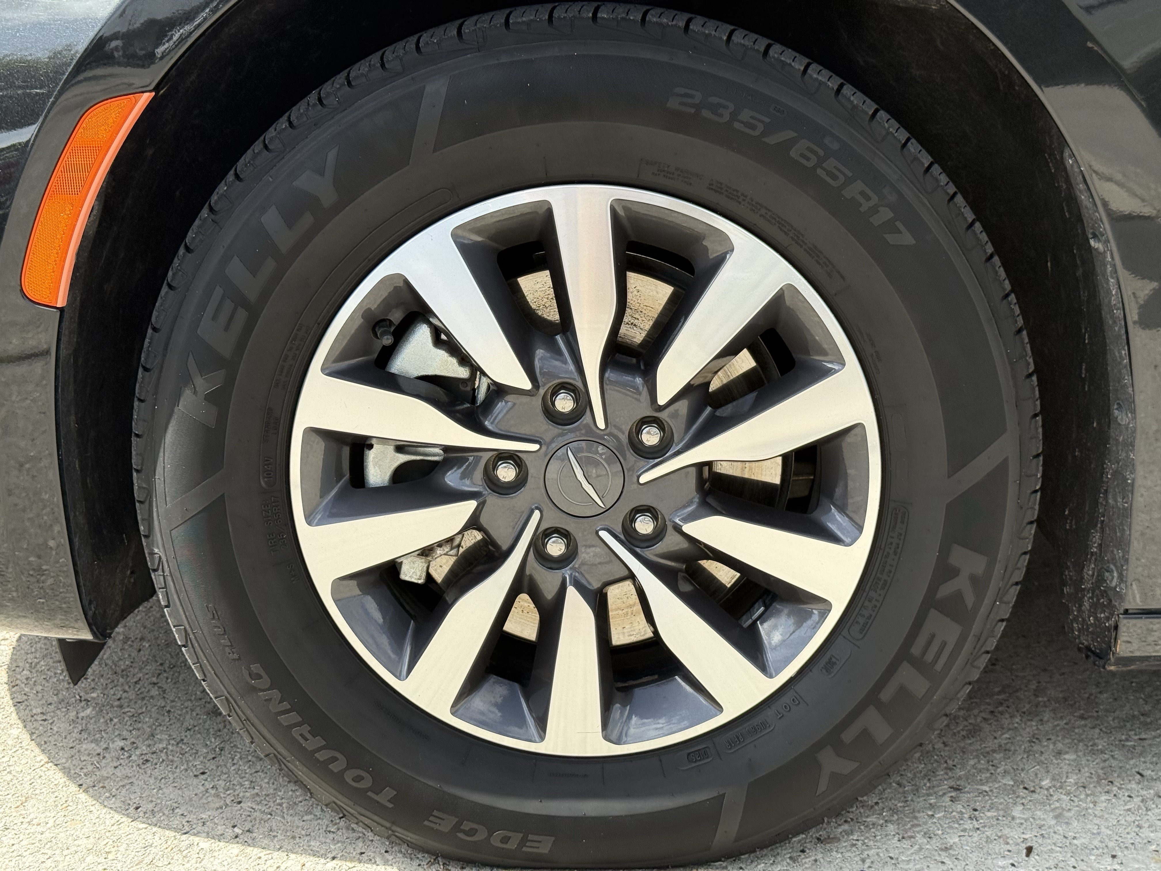 Used 2023 Chrysler Pacifica Touring-L FWD image 12