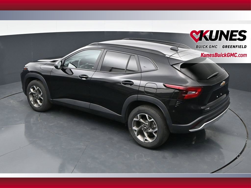 Used 2025 Chevrolet Trax LT w/ LT Convenience Package FWD image 37