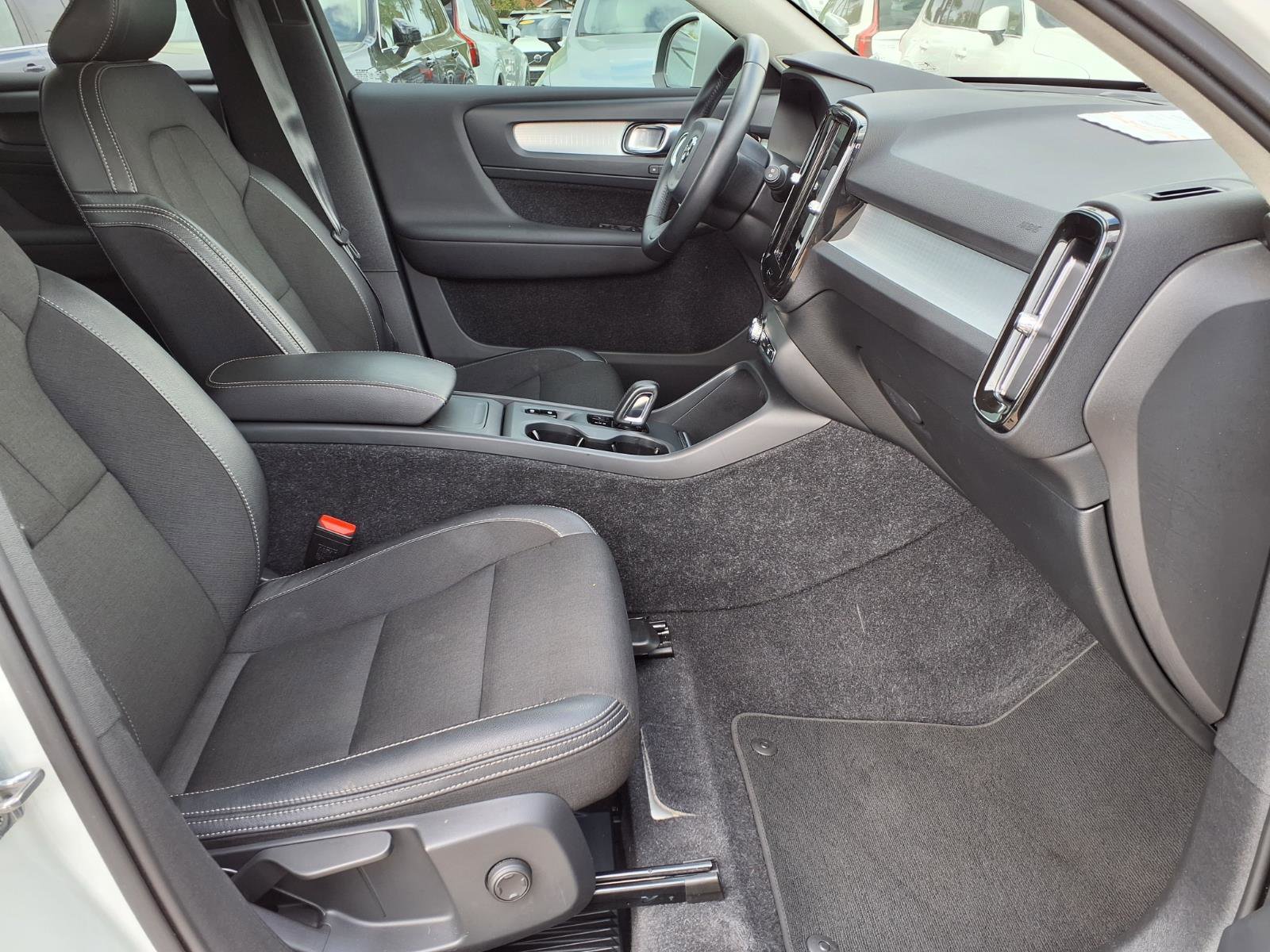 Used 2020 Volvo XC40 T4 Momentum image 11