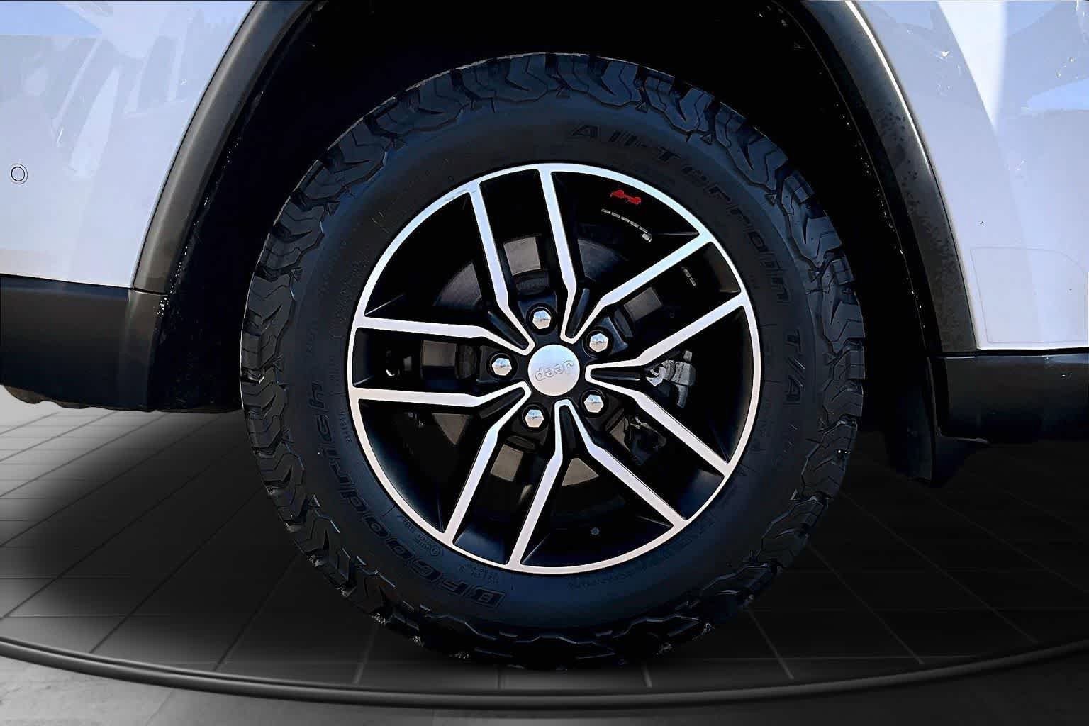 Used 2020 Jeep Grand Cherokee Trailhawk w/ Trailhawk Luxury Group AWD/4WD image 35