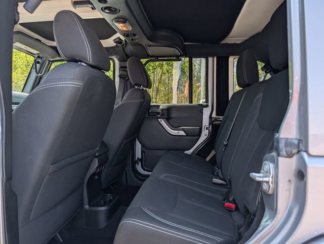 Used 2017 Jeep Wrangler Unlimited Sahara w/ Connectivity Group AWD/4WD image 13