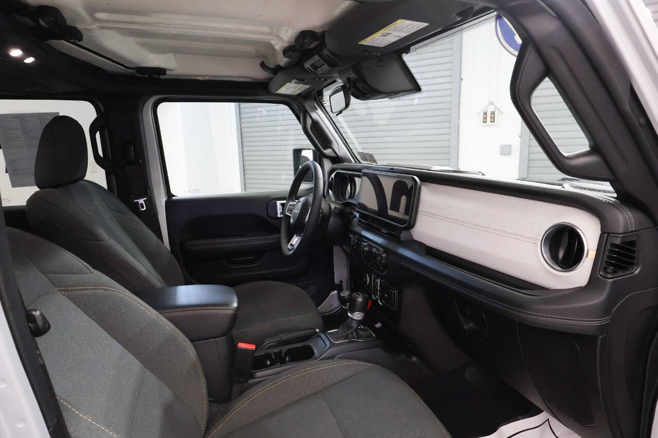 Used 2024 Jeep Wrangler Unlimited Sahara w/ Safety Group AWD/4WD image 19