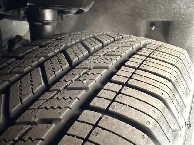 Used 2024 Chrysler Pacifica Touring-L FWD image 27