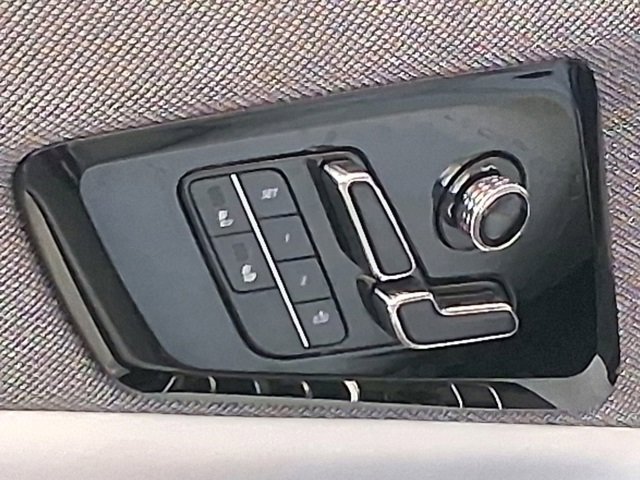 New 2025 Cadillac Optiq Luxury 1 w/ LPO, ONYX Package image 19