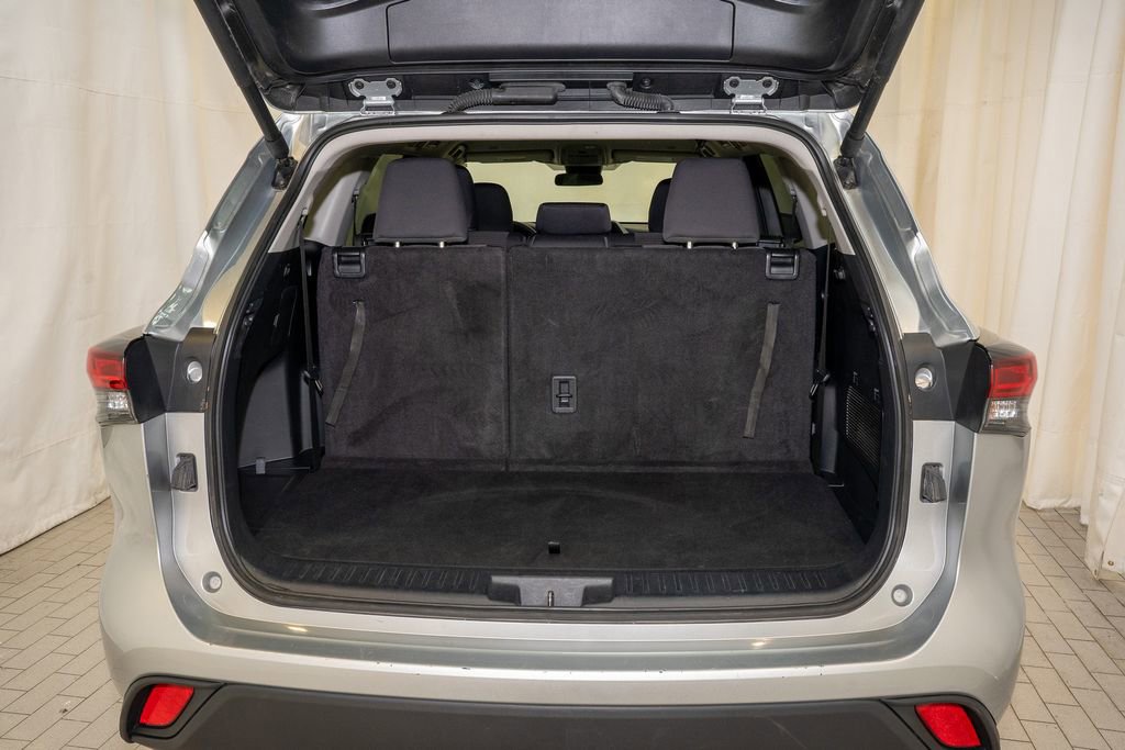 Used 2024 Toyota Highlander LE image 5