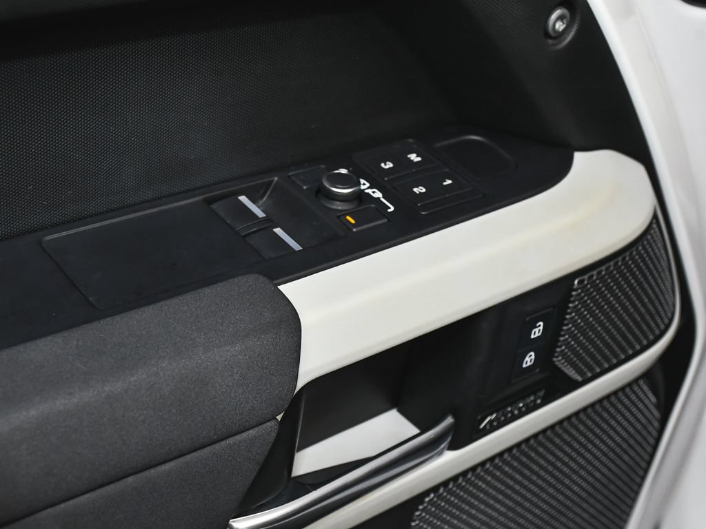 Used 2023 Land Rover Defender 90 X-Dynamic SE AWD/4WD image 9