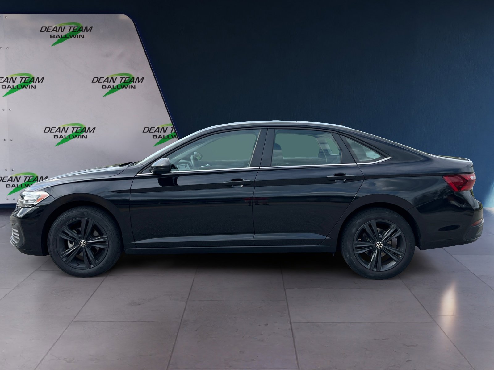 Used 2023 Volkswagen Jetta SE w/ Panoramic Sunroof Package FWD image 4