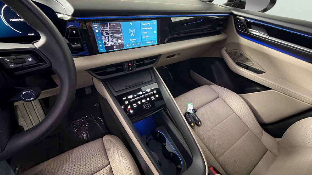 Used 2025 Porsche Macan Electric w/ Premium Package RWD image 19