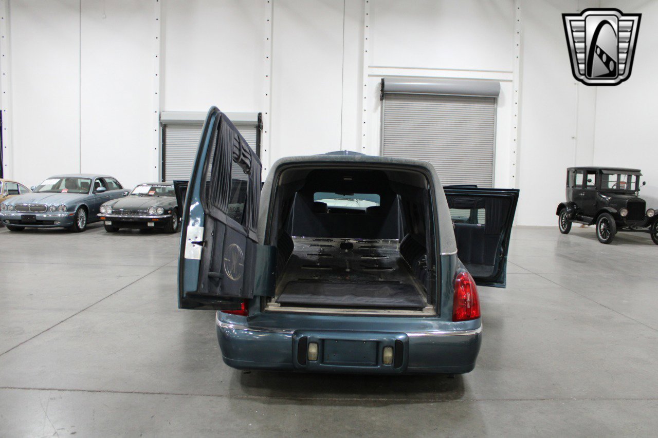 Used 2001 Lincoln Town Car Executive image 8