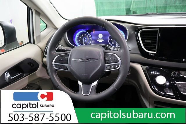 Used 2023 Chrysler Pacifica Touring-L image 15