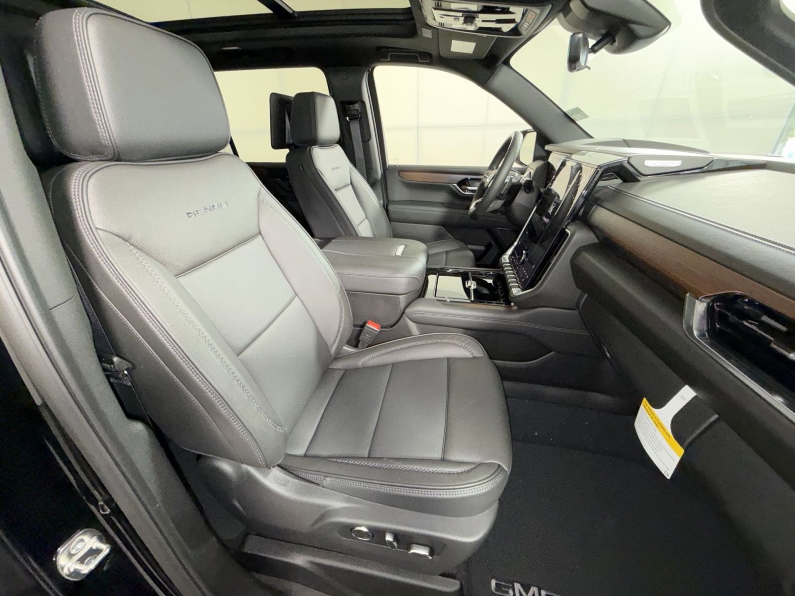New 2026 GMC Yukon XL Denali w/ Denali Reserve Package image 28