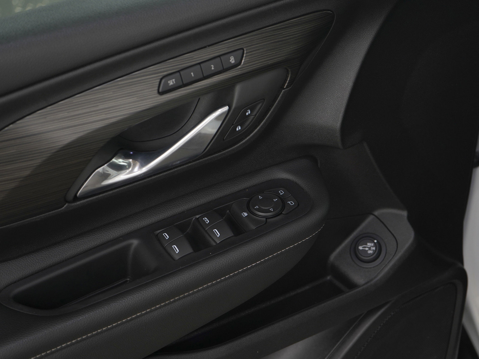 Used 2024 GMC Terrain SLT w/ Elevation Edition image 21