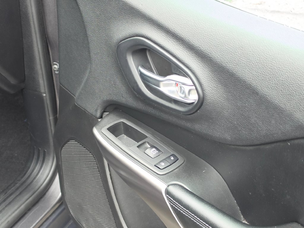 Used 2019 Jeep Cherokee Latitude Plus FWD image 11
