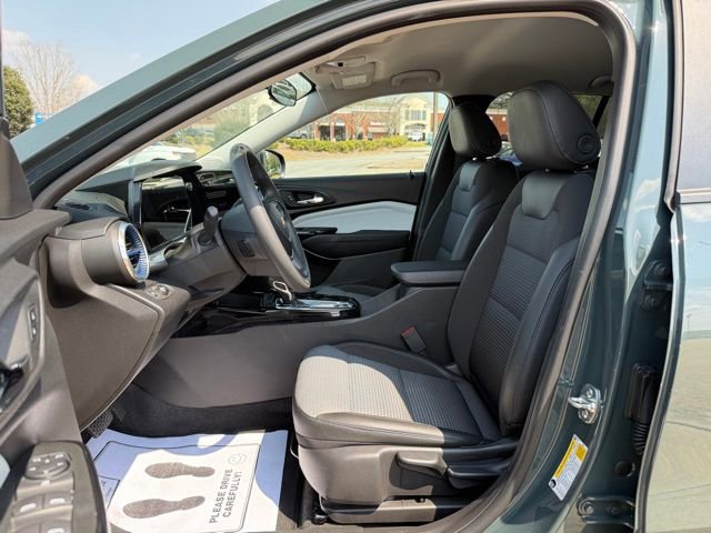 Used 2025 Chevrolet Trax LT FWD image 13