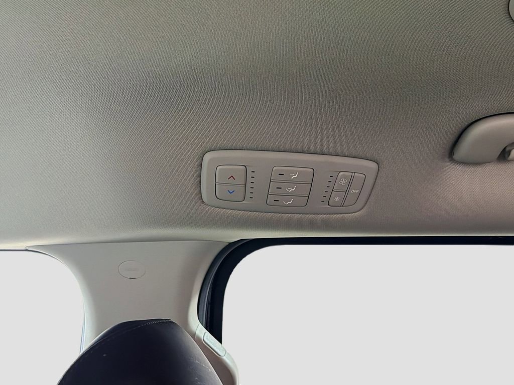 Used 2023 Kia Carnival LX FWD image 25