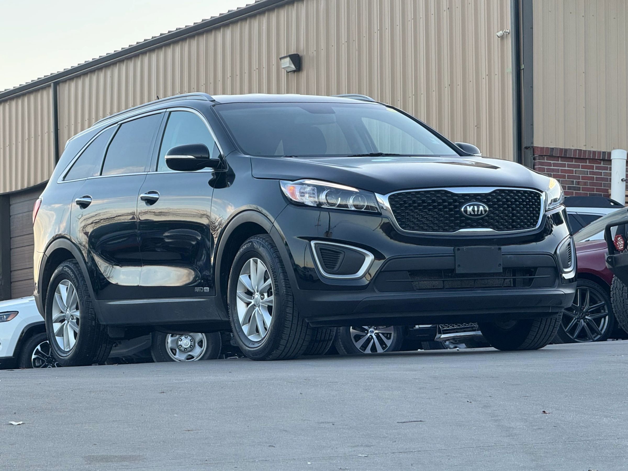 Used 2017 Kia Sorento LX Sport Utility 4D image 4